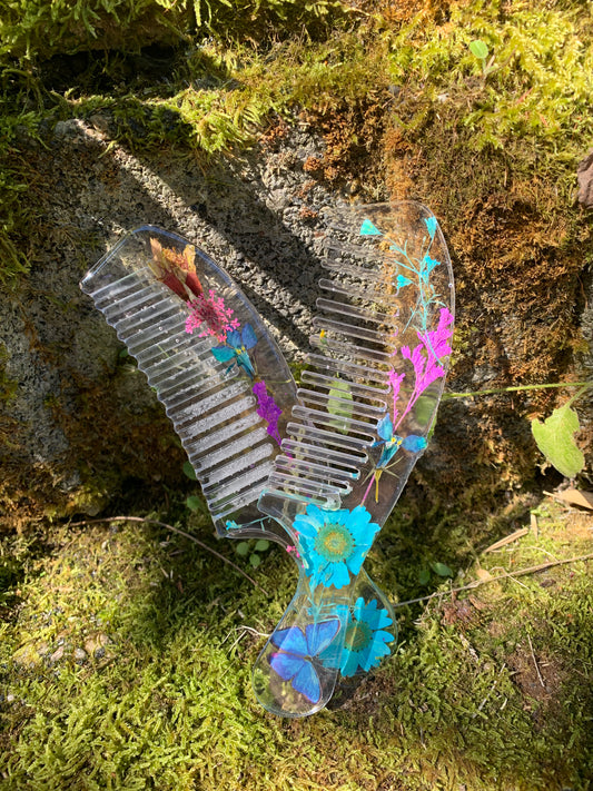 Stielkamm mit Blumen